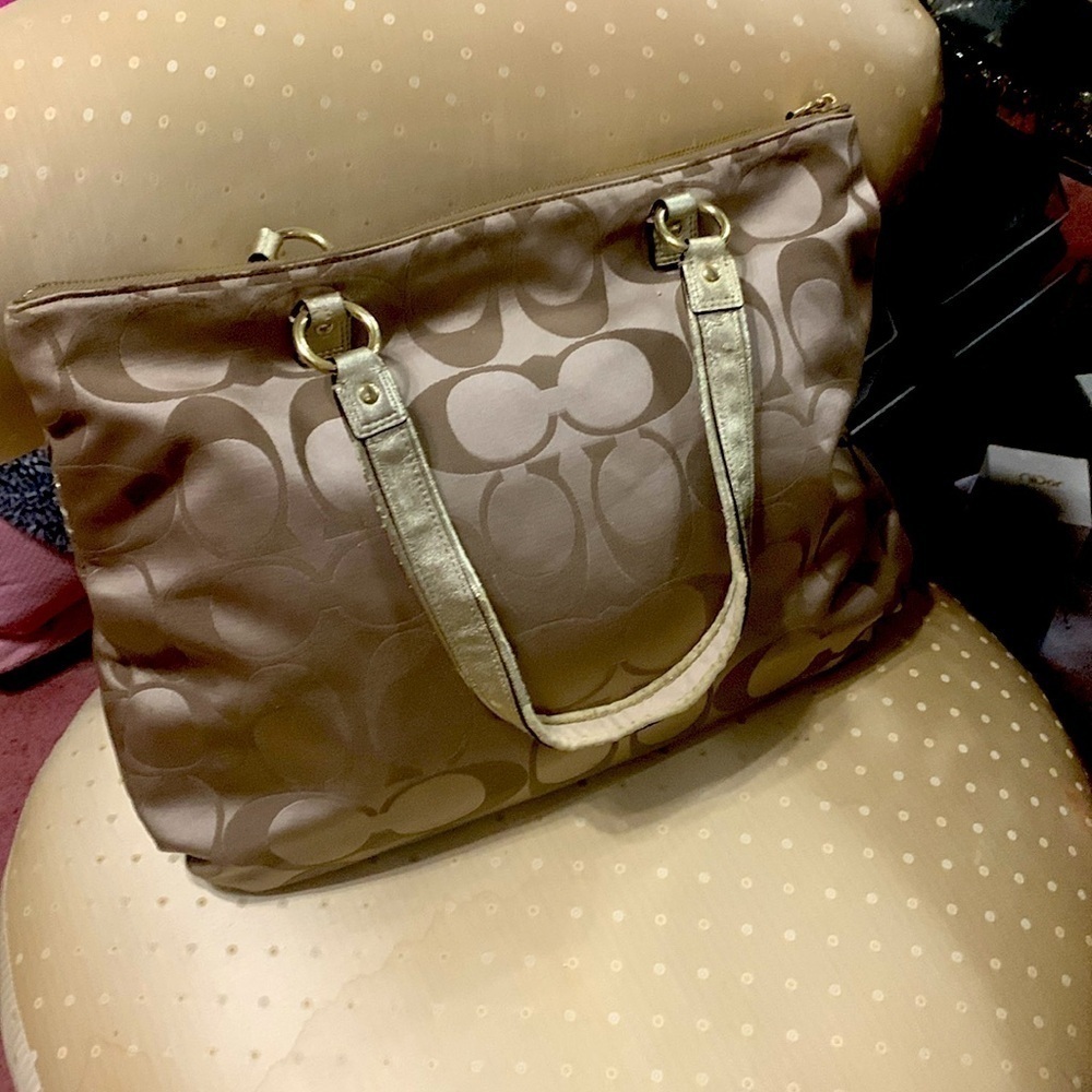 CoachTote Bag gold
Signature metallic gold - Picture 2 of 11